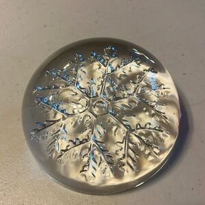 Snow flake paper weight  little heavy. Good shape